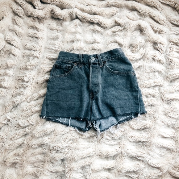 Levi Denim Shorts Tropical Patterned Back Pocket - Picture 2 of 3